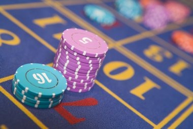 Hacksaw Gaming live-dealer interface on mobile
